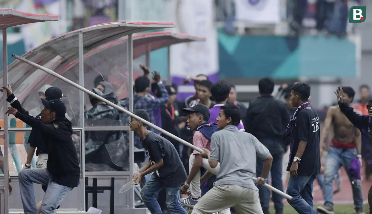 Suporter Persita Tangerang melakukan perusakan saat melawan Kalteng Putra pada laga Liga 2 di Stadion Pakansari, Jawa Barat, Selasa (4/12). Kalteng menang 2-0 atas Persita. (Bola.com/M. Iqbal Ichsan)