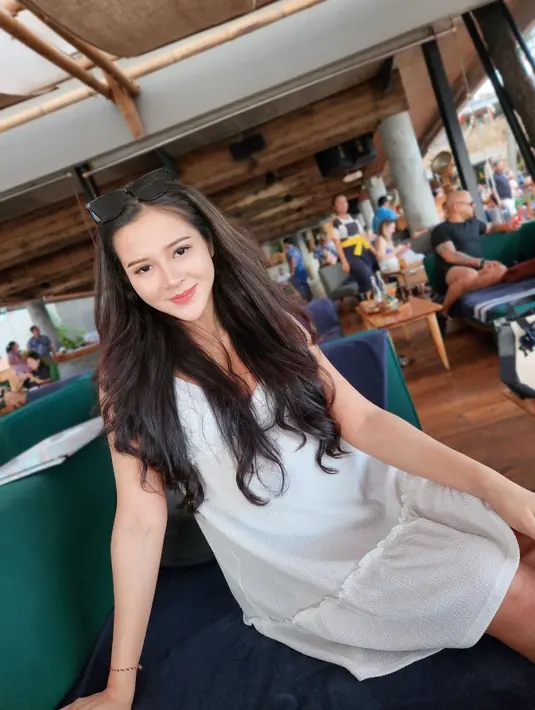 Tiba di Bali, Bella memilih spaghetti strap dress dengan aksen ruffle warna putih yang simple namun manis. [@bellabonita_r.a]
