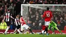 Pemain Newcastle United Matthew Longstaff (kedua kiri) mencetak gol ke gawang Manchester United pada pertandingan Liga Inggris di Old Trafford, Manchester, Inggris, Kamis (26/12/2019). Manchester United menang 4-1 atas Newcastle United. (Martin Rickett/PA via AP)