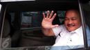 Gubernur Sumsel, Alex Noerdin melambaikan tangan usai diperiksa KPK, Jakarta, Selasa (1/3/2016). Alex diperiksa sebagai saksi kasus dugaan korupsi Wisma Atlet SEA Games Jakabaring dan Gedung Serbaguna Pemprov Sumsel 2011. (Liputan6.com/Helmi Afandi)