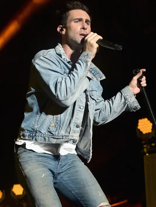 Beprinsip tak akan menikah dan memiliki anak, pria berusia 37 Tahun ini akhirnya luluh dengan pesona seorang model Victoria’s Secret, Behati Prinslo,. Bahkan Adam ingin memiliki 100 anak. (AFP/Bintang.com)