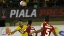 Pemain depan Bhayangkara FC, Jajang Mulyana (kiri) berebut bola dengan pemain Semen Padang di laga 8 besar Piala Presiden 2017 di Stadion Manahan, Solo, Minggu (26/2). Semen Padang unggul 1-0. (Liputan6.com/Helmi Fithriansyah)