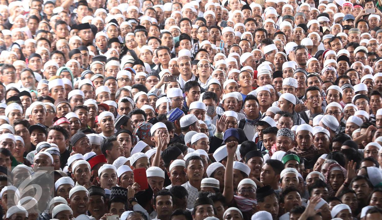 Suasana kepadatan yang terjadi di Stasiun Juanda, Jakarta, Sabtu (11/2). Banyaknya massa yang ikut dalam Aksi Damai 112 membuat penumpang KRL membeludak dan memenuhi Stasiun Juanda. (Liputan6.com/Immanuel Antonius)