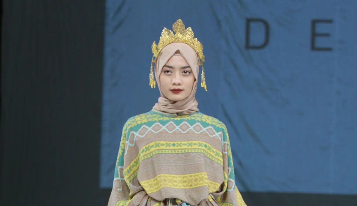 Model berpose saat membawakan busana rancangan Ria Miranda yang bertema Dejavu di Hall Senayan City , Jakarta, Sabtu (10/12). Ria menampilkan Spring/Summer Preview Collection 2017 dari lima tema koleksi yang berbeda. (Liputan6.com/Herman Zakharia)