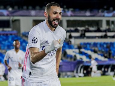 Striker Real Madrid, Karim Benzema, melakukan selebrasi usai mencetak gol ke gawang Borussia Monchengladbach pada laga Liga Champions di Stadion Alfredo Di Stefano, Kamis (10/12/2020). Real Madrid menang dengan skor 2-0. (AP/Bernat Armangue)
