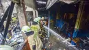 Petugas pemadam kebakaran melakukan pendinginan ruang gudang yang terbakar di SDN Srengseng sawah 04, Jakarta Selatan, kamis, 06 Agustus 2026. (KLY/ Arie Basuki)