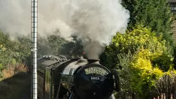 Lokomotif uap Flying Scotsman berjalan di sepanjang jalur East Lancashire Railway di dekat stasiun Irwell Vale, Inggris, 5 September 2018. Menjalani proyek restorasi sekitar 4,2 juta pound, kereta uap ini kembali ke jalurnya pada 2016. (OLI SCARFF/AFP)