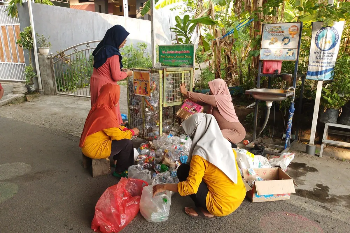 Di Jawa Timur, Fuel Terminal Madiun mendorong pengelolaan sampah berbasis masyarakat melalui Bank Sampah Pesanggrahan dan aplikasi digital Sokrosok.