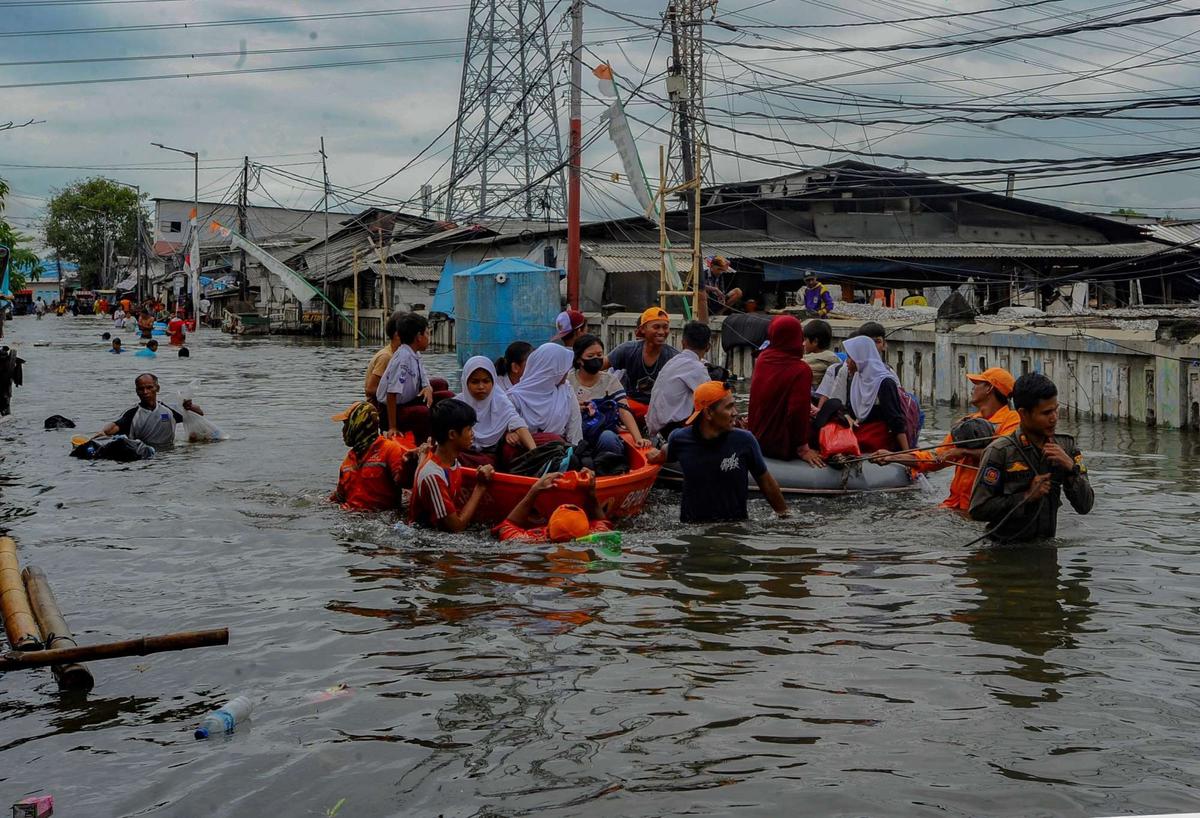 Banjir rob di Muara Angke