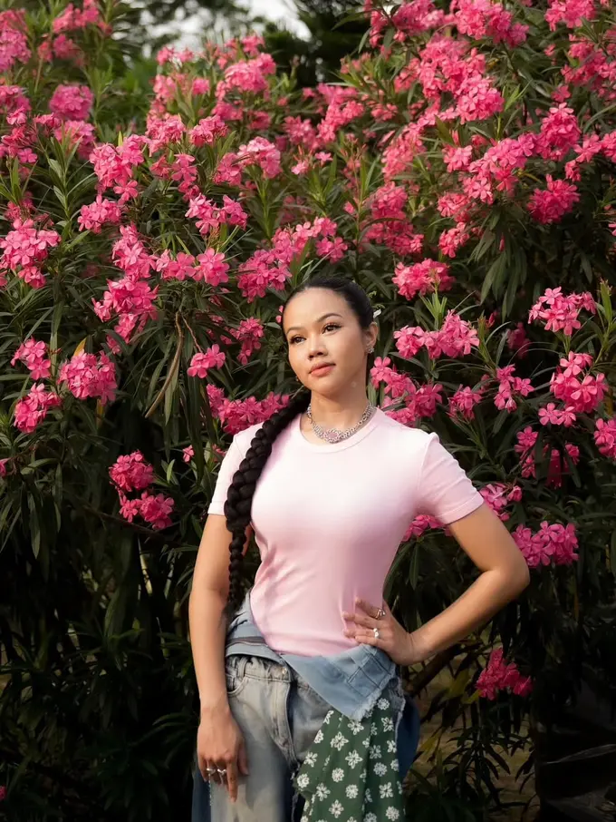 Yura Yunita Tampil Stylish dengan Gaya Y2K Nuansa Brave Pink-Hero Green di Atas Panggung