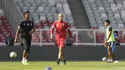 Pelatih Arema FC, Milomir Seslija, memperhatikan timnya saat menggelar sesi latihan di Stadion GBK, Jakarta, Jumat (2/8). Jelang hadapi Persija, skuat Arema jajal Stadion GBK. (Bola.com/YoppyRenato)