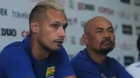 Gelandang Persib Bandung, Raphael Maitimo. (Bola.com/Iwan Setiawan)