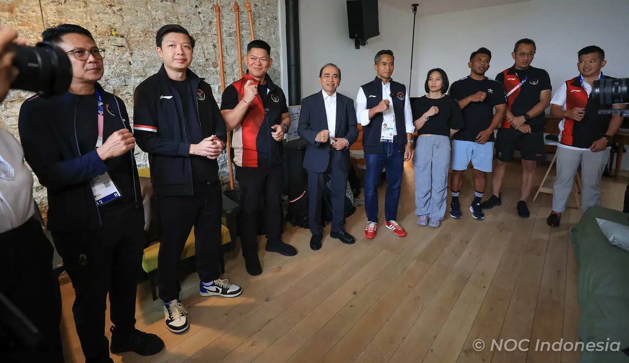 Suasana doa bersama Tim Indonesia jelang Olimpiade Paris 2024 di Rumah Garuda kawasan Saint Ouen, Paris, Prancis, Selasa (23/7/2024) yang dihadiri Ketua Umum NOC Indonesia Raja Sapta Oktohari (tengah) didampingi Duta Besar Republik Indonesia untuk Prancis Mohamad Oemar dan Chef de Mission (CdM) Olimpiade Indonesia Anindya Bakrie beserta perwakilan atlet. (Dok. NOC Indonesia)