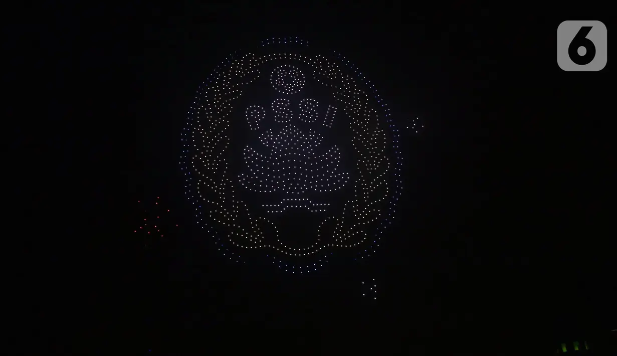 Pesawat tanpa awak atau drone tersebut membuat ornamen dengan beragam bentuk. (Liputan6.com/Helmi Fithriansyah)