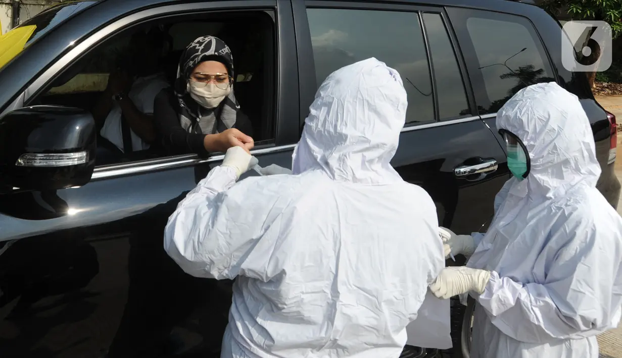 Paramedis Siloam Hospitals mengambil sampel darah saat Rapid Test mandiri COVID -19 secara drive thru di Akses Senayan Park Jalan Gerbang Pemuda, Jakarta, Kamis (23/4/2020). Rapid Tes Covid -19 dibanderol seharga Rp 489.000, periode 17-30 April 2020 pukul 08.00-10.00 WIB. (merdeka.com/Arie Basuki)