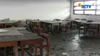 Pecahan-pecahan plafon berserakan menimpa bangku dan meja ruang kelas yang sedianya akan digunakan untuk ujian.