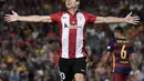 Penyerang Athletic Bilbao, Aritz Aduriz melakukan selebrasi usai mencetak gol ke gawang Barcelona di leg kedua Piala Super Spanyol di stadion Camp Nou, Barcelona, Spanyol, (18/8/2015).  Athletic Bilbao menang dengan agregat akhir 1-5. (AFP/JOSEP LAGO)