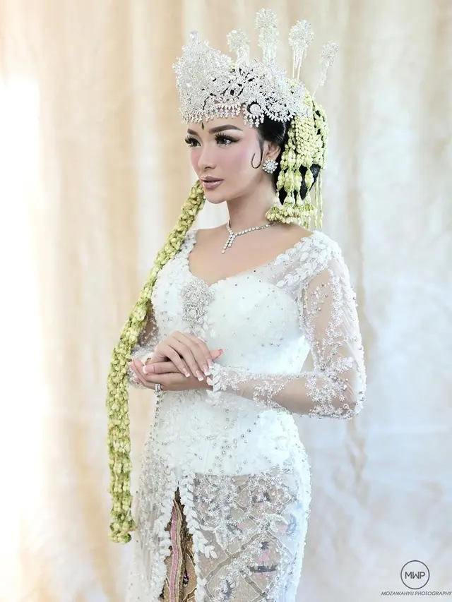 Potret cantik seleb gunakan busana adat sunda di hari pernikahannya