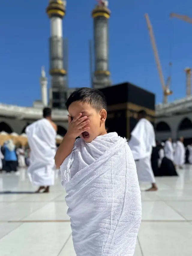 Potret Gemas Gala Sky Gunakan Baju Ihram di Depan Ka'bah