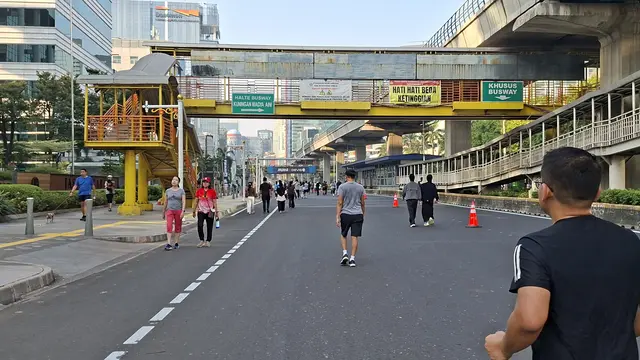 Suasana Hari Bebas Kendaraan Bermotor (HBKB) atau Car Free Day (CFD) di Jalan HR Rasuna Said, Jakarta Selatan, Minggu (7/6/2026).