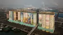 Sebuah mural luar ruangan raksasa yang ditampilkan pada silo gandum di kota pelabuhan Incheon, Seoul, Korea Selatan, Rabu (19/12). Museum Guinness World Records menobatkan karya tersebut sebagai mural luar ruangan terbesar di dunia. (Ed JONES/AFP)