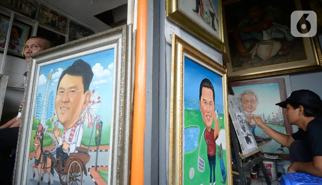 Seorang pelukis sedang menyelesaikan lukisan tokoh-tokoh nasional di Depan Pasar Baru, Jakarta, Kamis (24/12/2020). Para pelukis memasarkan lukisannnya dengan harga bervariasi dari dari Rp 500 ribu hingga Rp 2,5 juta. (merdeka.com/Dwi Narwoko)