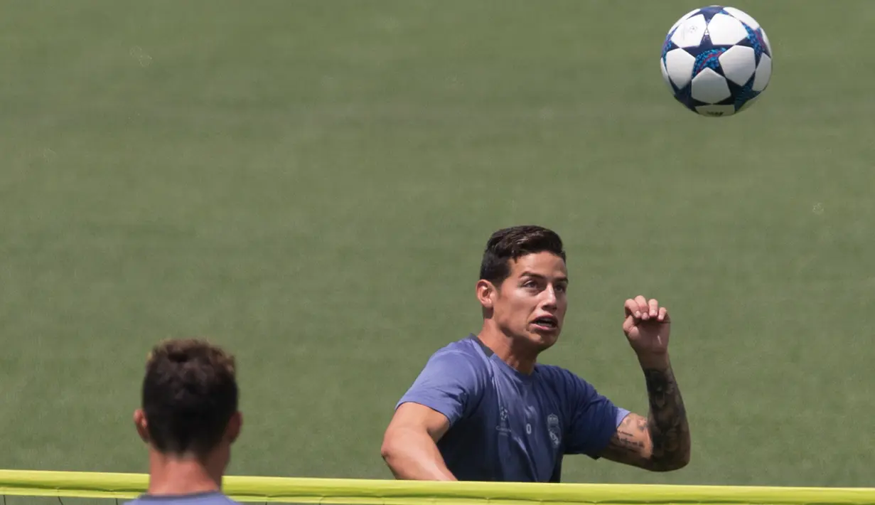Gelandang Real Madrid, James Rodriguez berusaha menyundul bola saat sesi latihan di sebuah media open day di Madrid, (30/5). Real Madrid lebih diunggulkan karena berstatus juara bertahan. (AP Photo / Paul White)
