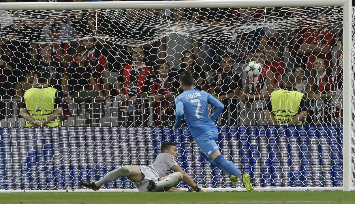 Gol pemain Napoli, Jose Callejon ke gawang Nice pada leg kedua kualifikasi Liga Champions di Stadion Allianz Riviera, Nice (22/8/2017). Napoli menang agregat 4-0. (AP/Claude Paris)
