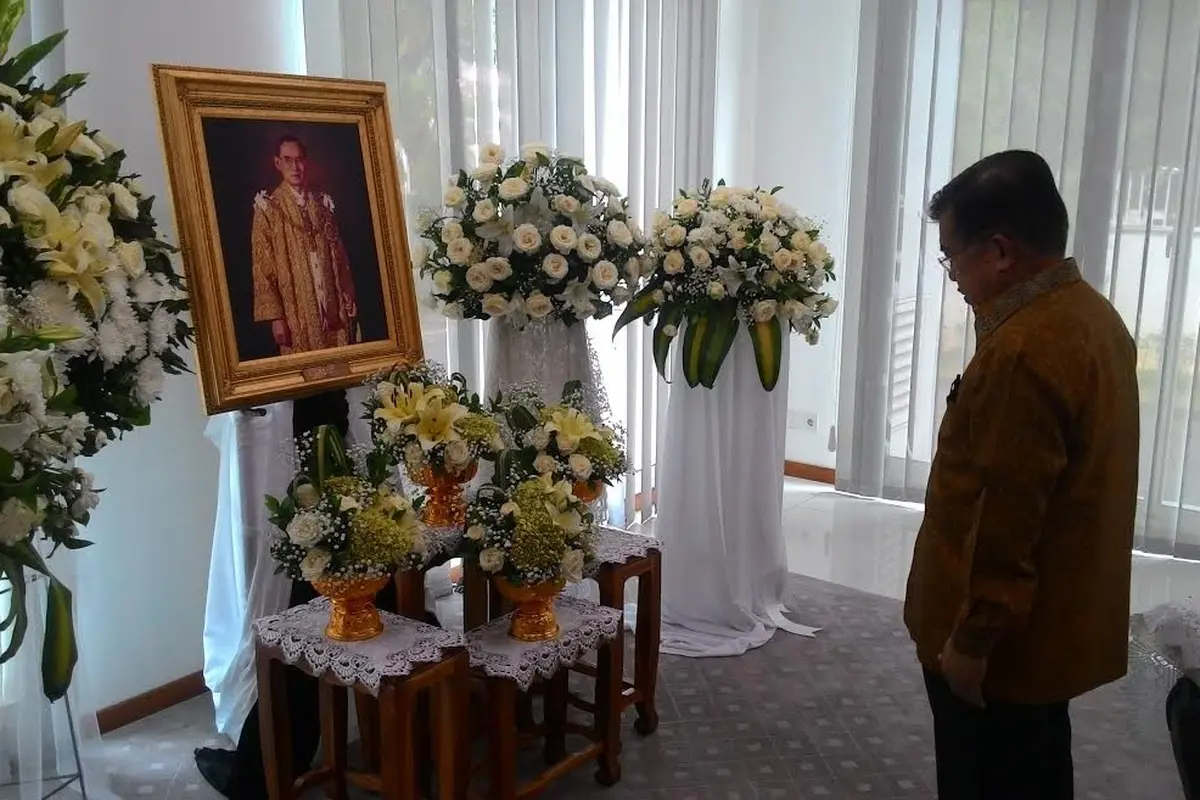 Jusuf Kalla mendoakan mendiang Raja Bhumibol