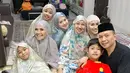 Mengenakan mukena, calon ibu mertua Ayu Ting Ting juga ditemani Dinar Salsha, adik Lettu Fardhana. Kedua besan terlihat makin akrab menjelang hari pernikahan Ayu dan Fardhana. (Liputan6.com/IG/@mom_ayting92_)