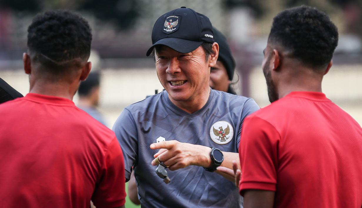 <p>Reaksi kebingungan pelatih Kepala Timnas Indonesia, Shin Tae-yong saat bersalaman dengan Yakob dan Yance Sayuri pada latihan perdana Timnas Indonesia yang berlangsung di Stadion PTIK, Jakarta, Senin (20/03/2023) sore WIB. Skuad Garuda rencananya akan melakoni laga FIFA Match Day melawan Burundi pada 25 dan 28 Maret 2023 di Stadion Patriot Candrabhaga, Bekasi. (Bola.com/Bagaskara Lazuardi)</p>