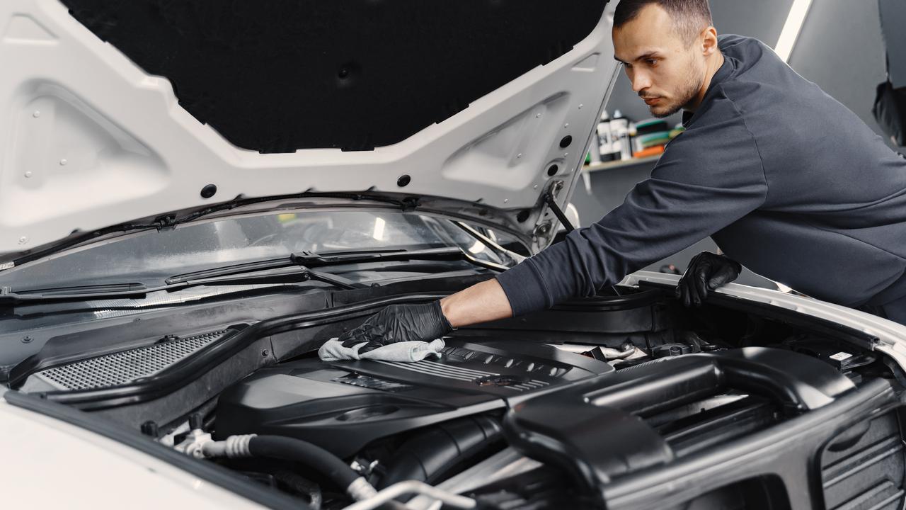 Cara aman mencuci mesin mobil