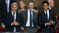 Presiden FC Barcelona, Joan Laporta (Kiri), Presiden UEFA, Aleksander Ceferin (tengah), dan Nasser Al-Khelaifi, presiden Paris Saint-Germain (PSG) menghadiri pertandingan Phase League match ke-2 Liga Champions antara FC Barcelona dan Paris Saint-Germain (PSG) di Estadi Olimpic Lluis Companys di Barcelona, ​​pada 1 Oktober 2025. (Josep LAGO/AFP)