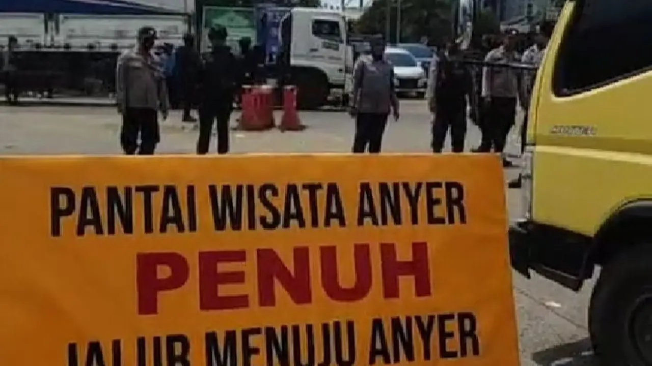 Polisi menutup dan memutar balikkan kendaraan yang menuju Pantai Anyer Banten. Penutupan dilakukan sejak Senin siang, 24 April 2023, pukul 12.00 Wib. (Yandhi Deslatama/Liputan6.com)