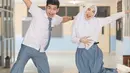 Konsep seragam SMA tampak dipilih Ria Ricis dan Teuku Ryan dalam foto prewedding mereka. [Instagram].