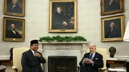 Kunjungan kerja ke Amerika Serikat (AS), Presiden Republik Indonesia Prabowo Subianto melakukan pertemuan bilateral dengan Presiden AS, Joe Biden. (Brendan SMIALOWSKI/AFP)
