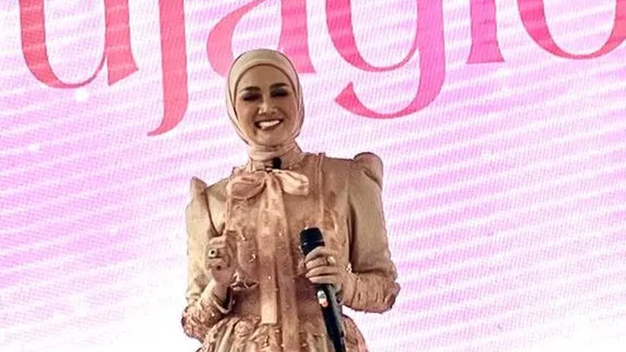 Video tersebut menuai banyak komentar dari netizen. Sosok Mulan Jameela jadi sorotan.<br>