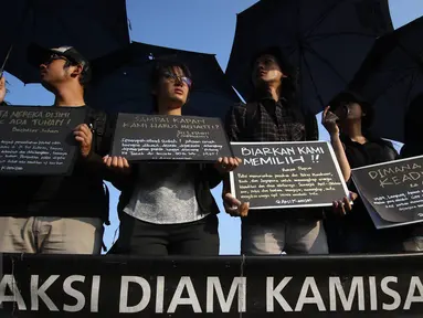 Aktivis Jaringan Solidaritas Korban untuk Keadilan (JSKK) melakukan aksi Kamisan ke-455 di depan Istana Negara, Jakarta (18/8). Peringatan 71 tahun Kemerdekaan RI, aktivis berharap agar pemerintah menyelesaikan kasus HAM. (Liputan6.com/Immanuel Antonius)