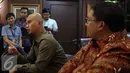 Ahmad Dhani saat memberikan keterangan kepada awak media di Gedung Nusantara III DPR, Kompleks Parlemen, Jakarta, Senin (28/11). Kasus tersebut terkait Orasi Dhani yang diduga menghina Presiden saat demo 4 November pekan lalu. (Liputan6.com/Johan Tallo)