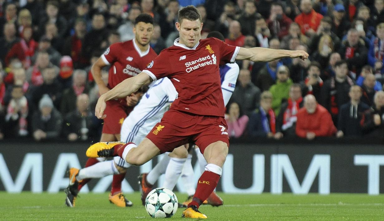 James Milner saat melakukan tendangan penalti namun gagal berbuah gol pada laga Liga Champions grup E di Stadion Anfield, Liverpool, (1/11/2017). Liverpool menang 3-0. (AP/Rui Vieira)