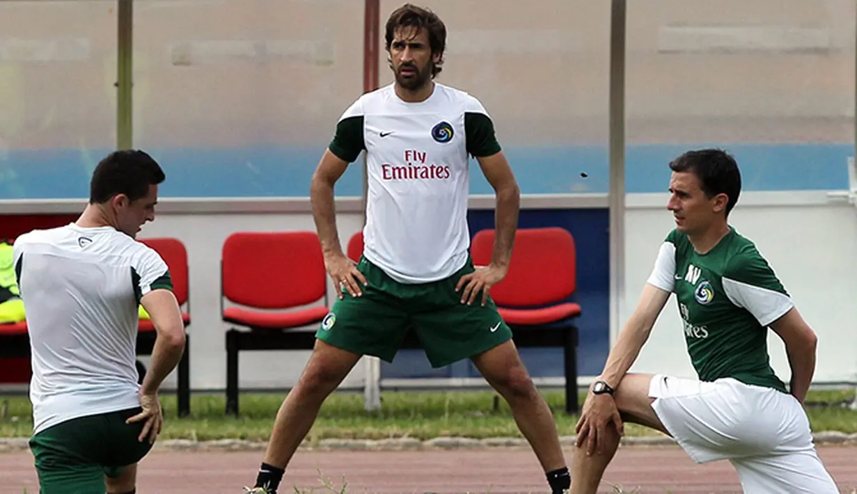 Raul Gonzales melakukan pemanasan sebelum laga persahabatan New York Cosmos melawan timnas Kuba. n(EPA/Alejandro Ernesto)
