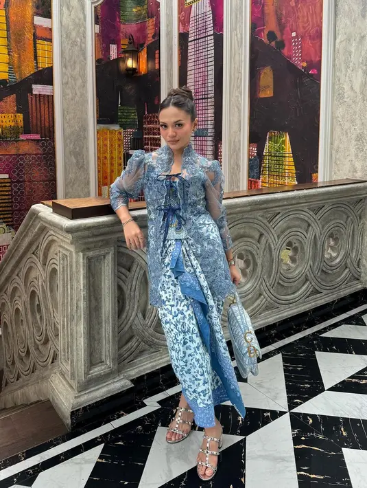 Untuk acara kondangan ini, Amel Carla memilih tampil mengenakan kebaya yang telah dimodifikasi menjadi siluet yang lebih modern. [Foto: Instagram/amelcarla]