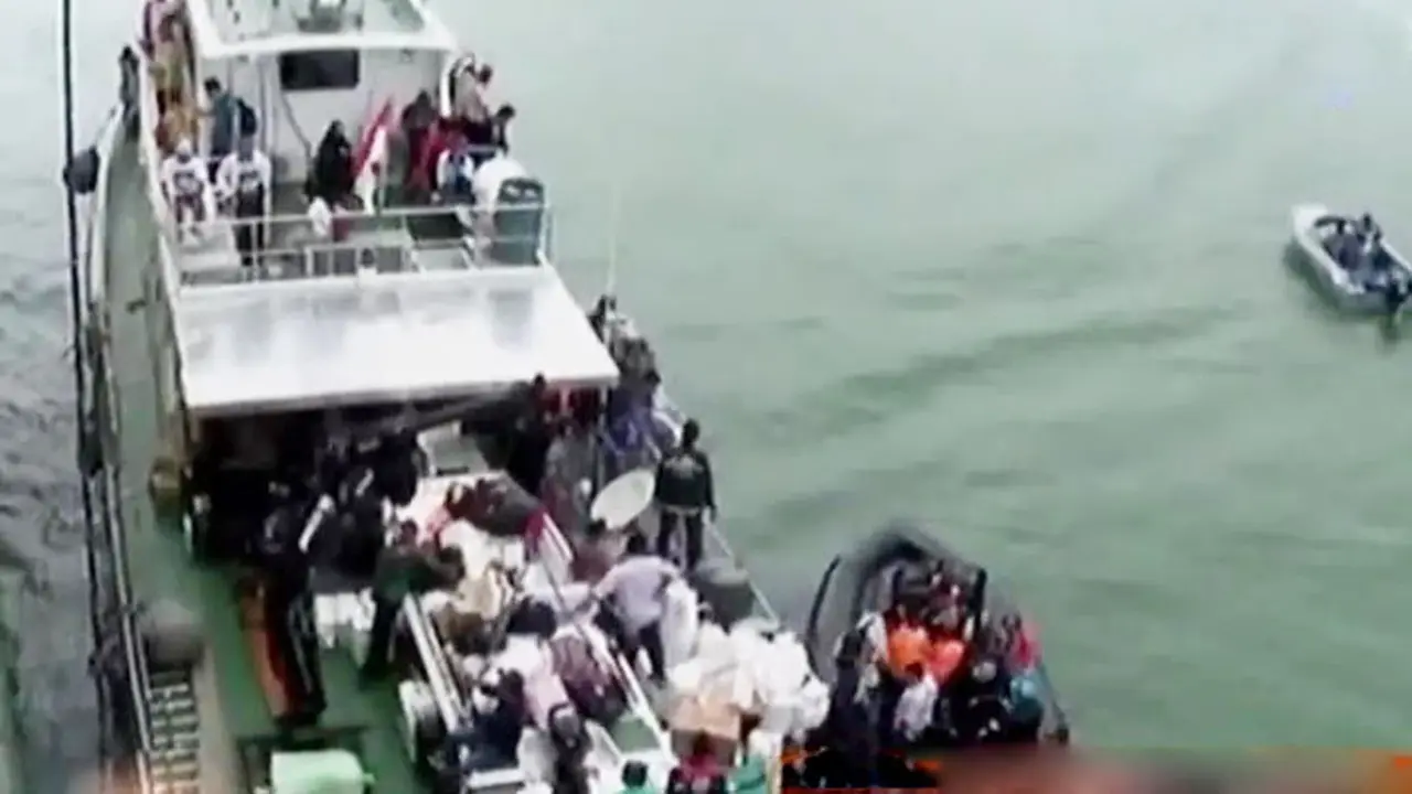 VIDEO: 311 Penumpang KMP Lambelu Menunggu Giliran Dievakuasi