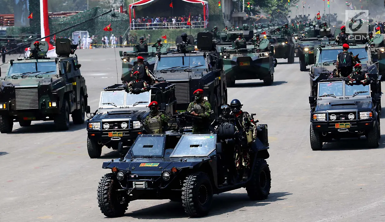 Prajurit TNI membawa kendaraan amfibi saat melakukan gladi resik HUT TNI ke-72 di Cilegon, Banten, Selasa (3/10). Gladi resik tersebut untuk memperingati HUT TNI ke-72 yang dilaksanakan tanggal 5 Oktober. (Liputan6.com/Angga Yuniar)