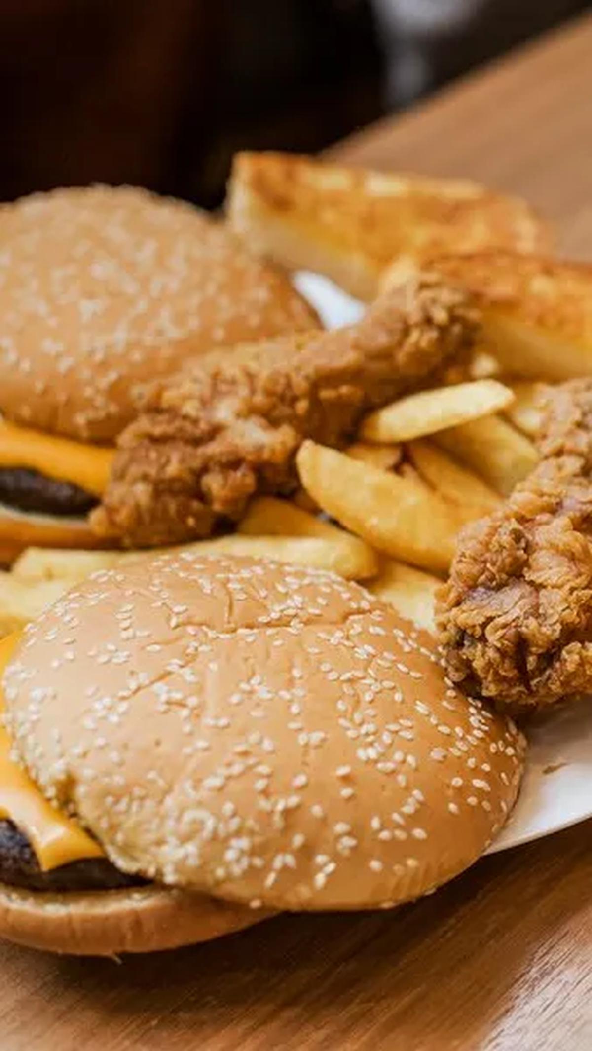 Namun, penelitian terbaru menunjukkan bahwa kecanduan juga bisa muncul dalam konsumsi makanan, khususnya makanan ultra proses (UPFs). Apa sebenarnya yang membuat makanan ini begitu sulit untuk dihindari?