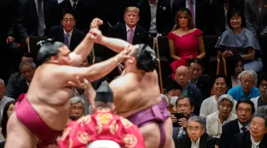 Presiden AS Donald Trump (dua kiri) didampingi PM Jepang Shinzo Abe (kiri) menyaksikan Tokyo Grand Sumo Tournament di Stadion Ryogoku Kokugikan, Tokyo, Jepang, Minggu (26/5/2019). Nonton bareng ini dilakukan di sela-sela kunjungan kenegaraan Trump ke Jepang. (AP Photo/Evan Vucci)