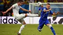 Pemain belakang Timnas Inggris, Gary Cahill (kiri), berusaha menghalau bola yang mengarah ke Ciro Immobile (Italia) saat berlaga di babak penyisihan Piala Dunia 2014 Grup D di Amazonia Arena, Manaus, Brasil, (15/6/2014). (AFP PHOTO/Fabrice Coffrini)