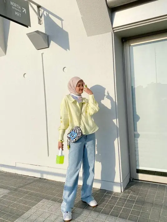 Atau bisa sesimple memadukan oversized shirt, inner putih, dan boyfriend jeans seperti look selebgram Rania Sukandari ini. Tambahkan mini bag dengan motif yang kontras supaya jadi statement pada OOTD-mu.  (Instagram/raniaskdr_).
