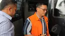 Ajudan Ketua DPRD Bangkalan Fuad Amin Imron, Abdul Rauf mengenakan rompi tahanan saat tiba di  KPK, Jakarta, Selasa (24/3). Abdul Rauf kembali diperiksa terkait kasus dugaan korupsi jual beli gas alam di Bangkalan, Jawa Timur. (Liputan6.com/Helmi Afandi)