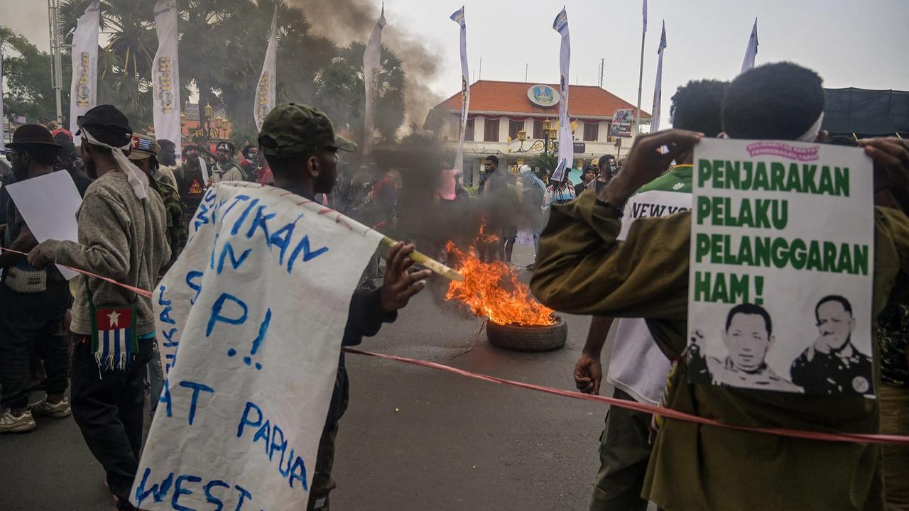 FOTO: Ratusan Mahasiswa Papua Gelar Aksi 1 Desember di Surabaya